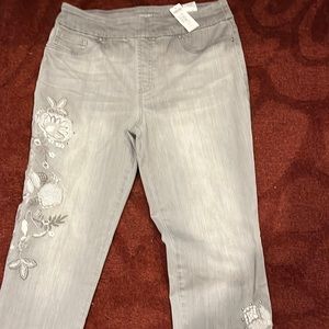 CHICO’S NWT Grey  Flower Embroidered Pull on Jegging Size 1R.